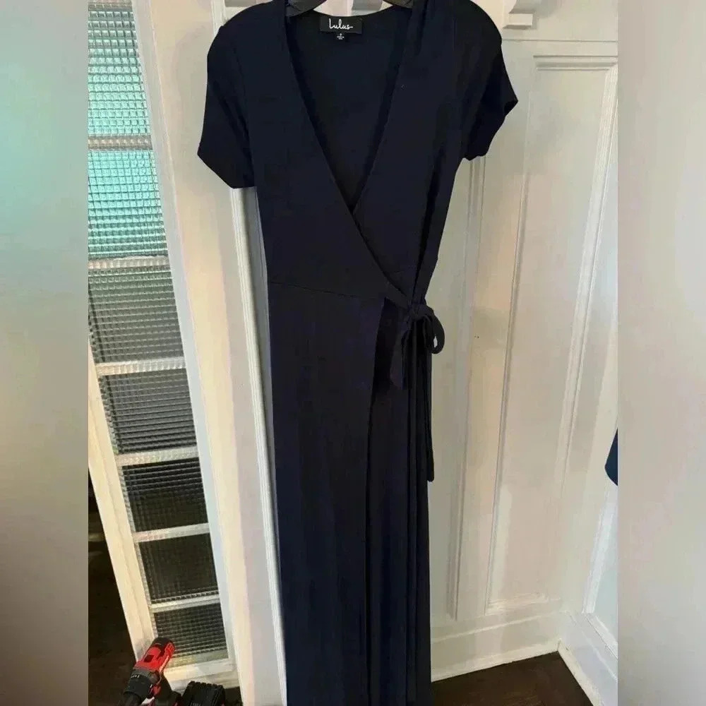 Lulus navy blue maxi wrap dress with tie. Short sleeves size small.